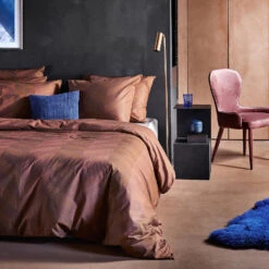 Damai Dekbedovertrek Atomy - Bio Satijn - 240x200/220 Cm - Brick Red -Knusse Nacht 1000030637 0102