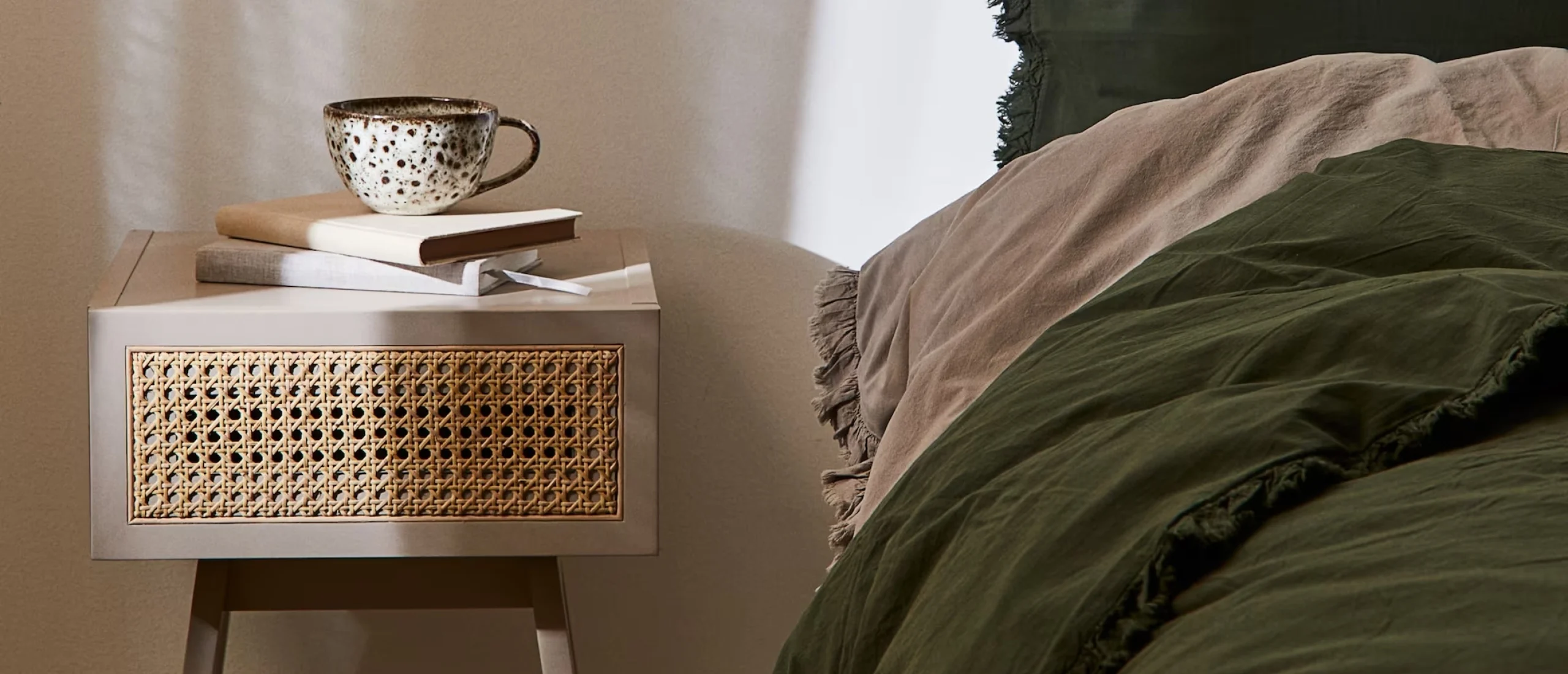 Knusse Nacht -Knusse Nacht schattig nachtkastje met rotan van hm home 2560x1100 1